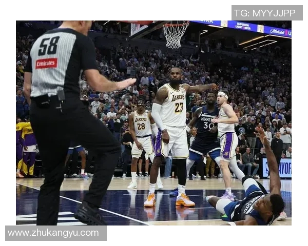 NBA赛场突发小插曲裁判如何及时应对并维持比赛秩序